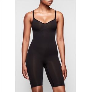 SKIMS SCULPTING SEAMLESS MID-THIGH BODYSUIT